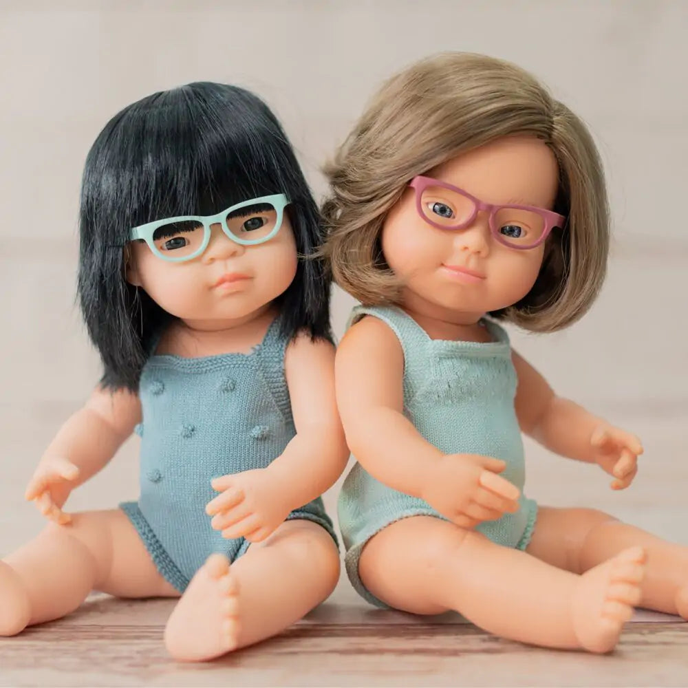 Muñeca diversidad (G) con ropa - Asiática con gafas (Niña)