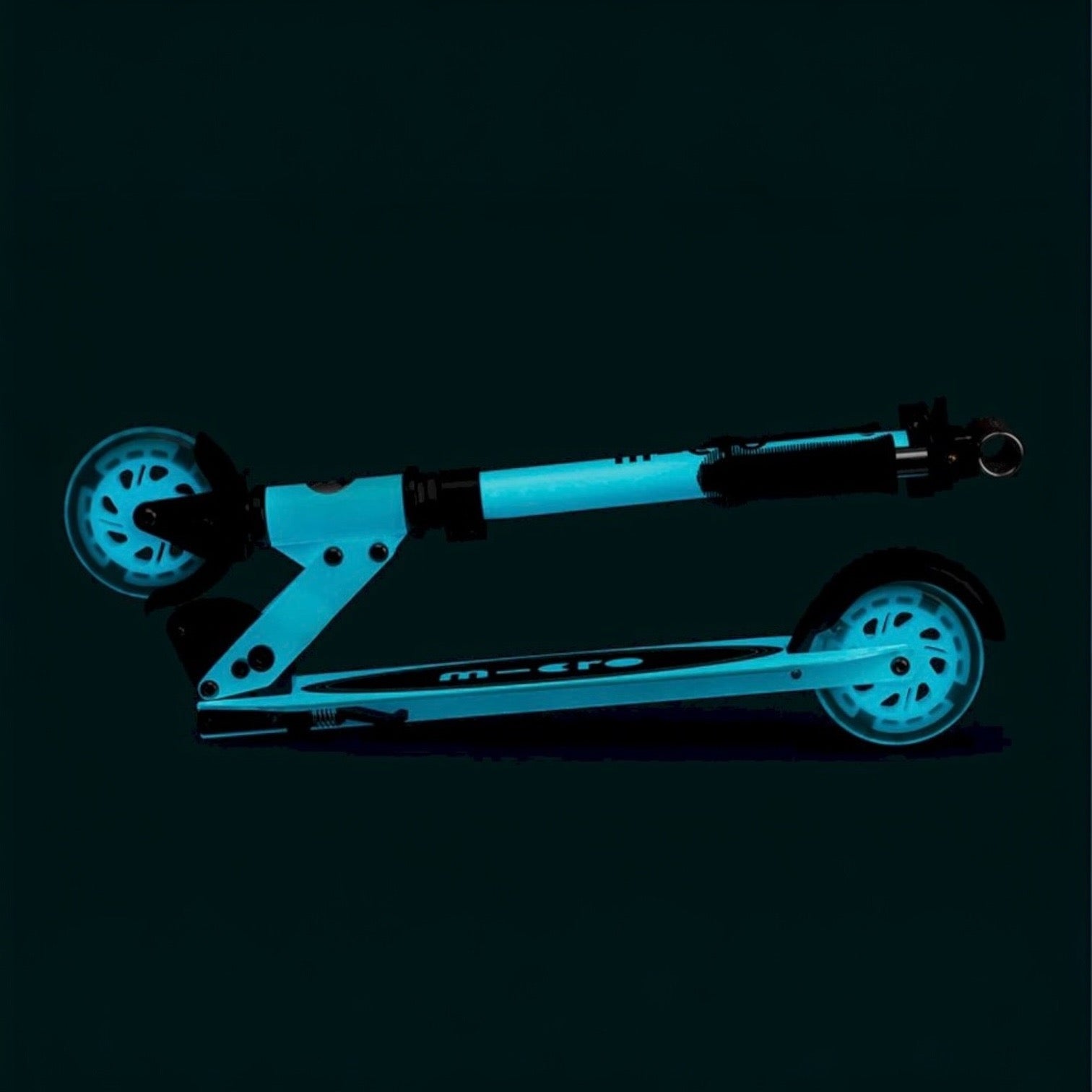 Patinete Micro Sprite LED Glow - Color cambia de Blanco a Azul