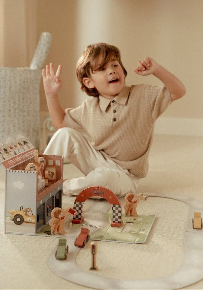 Caja con circuito y pista de carreras