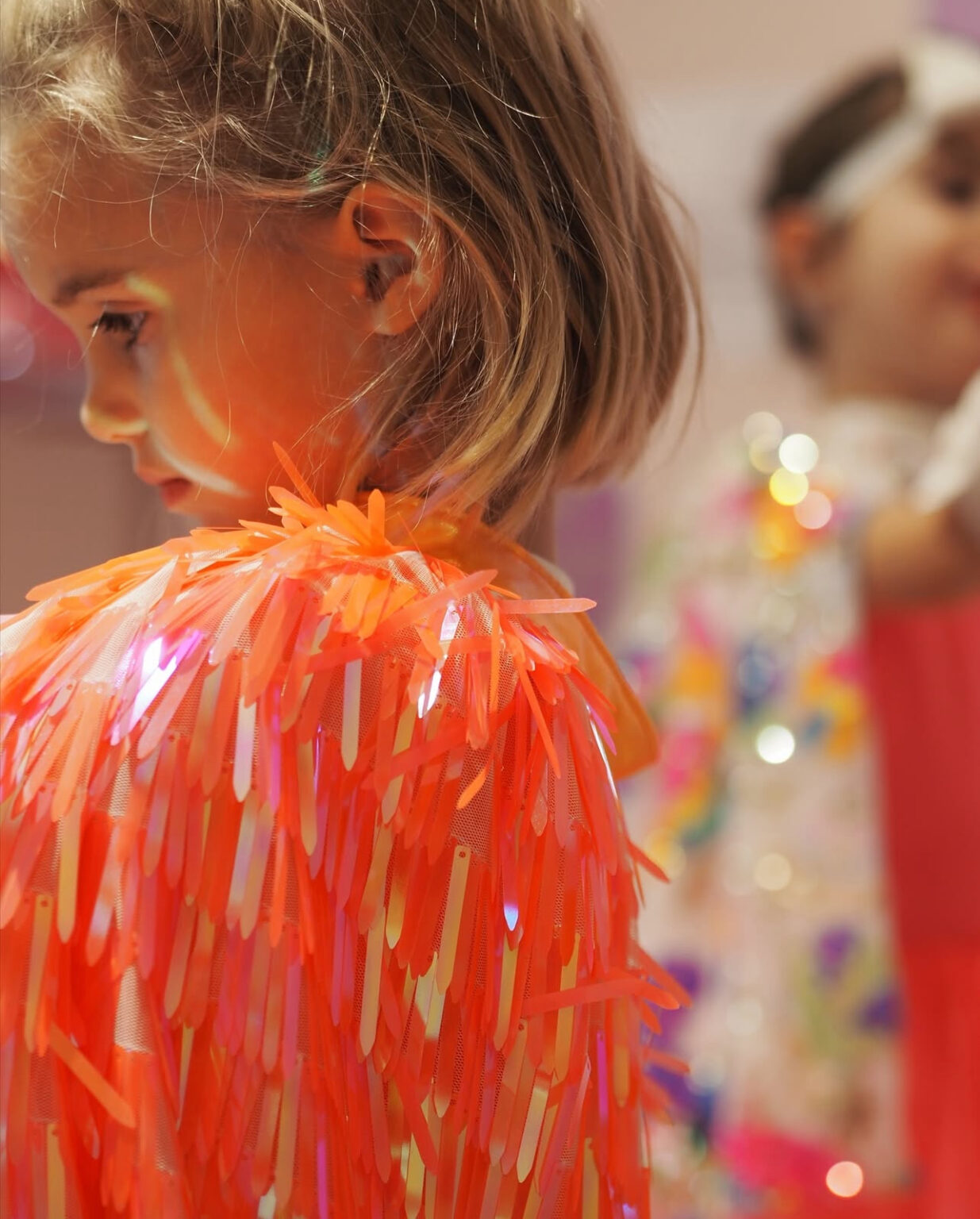 Capa (Corta) Holográfica con Flecos -Coral