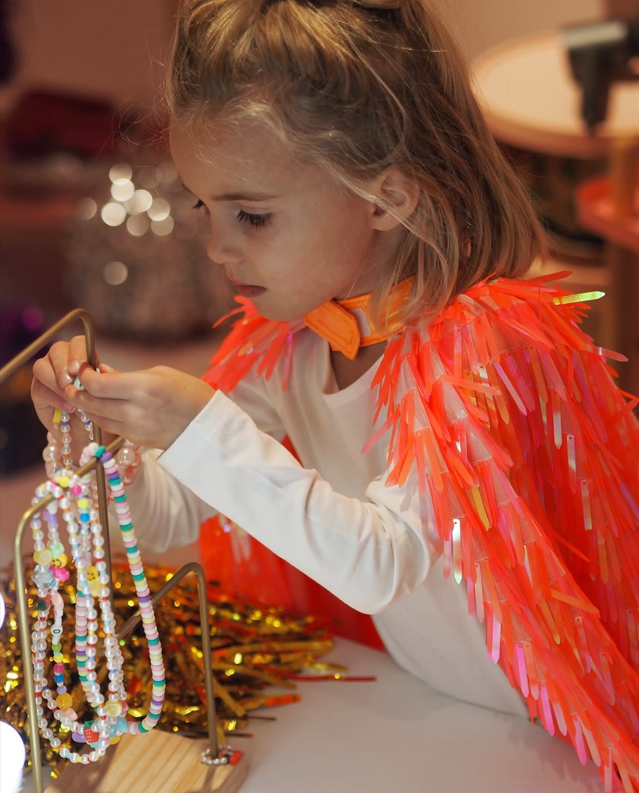 Capa (Corta) Holográfica con Flecos -Coral