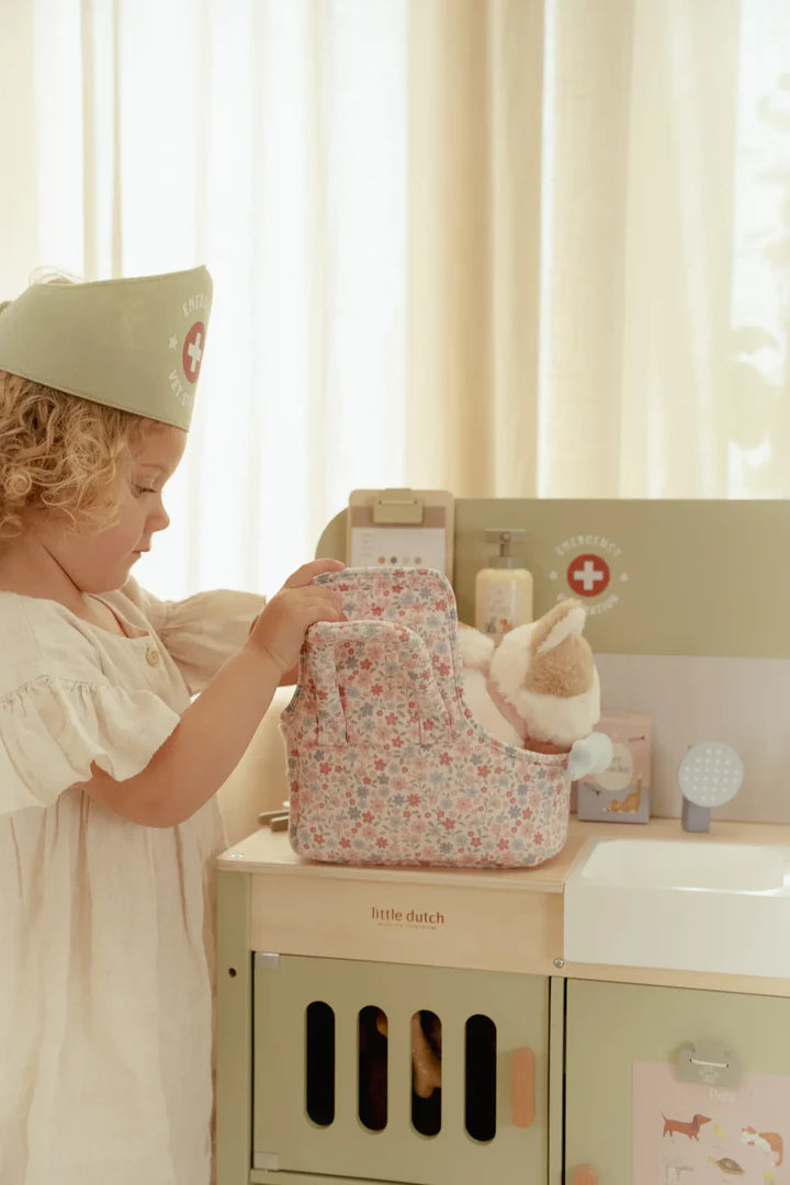 Clínica veterinaria de madera FSC