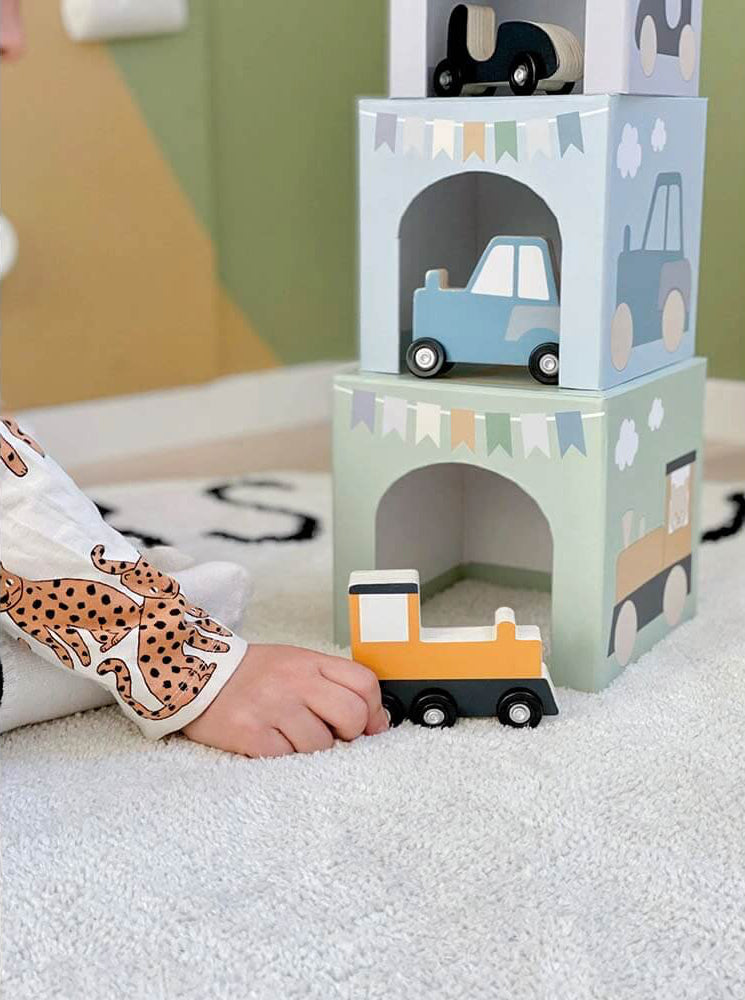 Cajas apilables y vehículos - Casa de Fieras