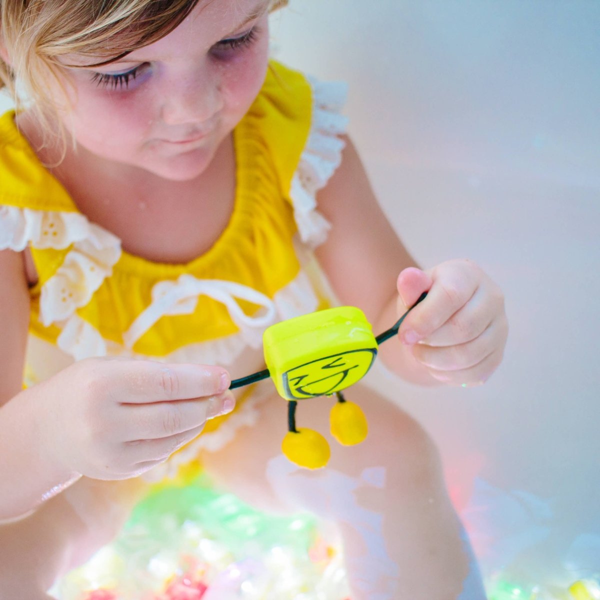 Glo Pals (Brilla en el agua) - Muñeco Amarillo - Casa de Fieras