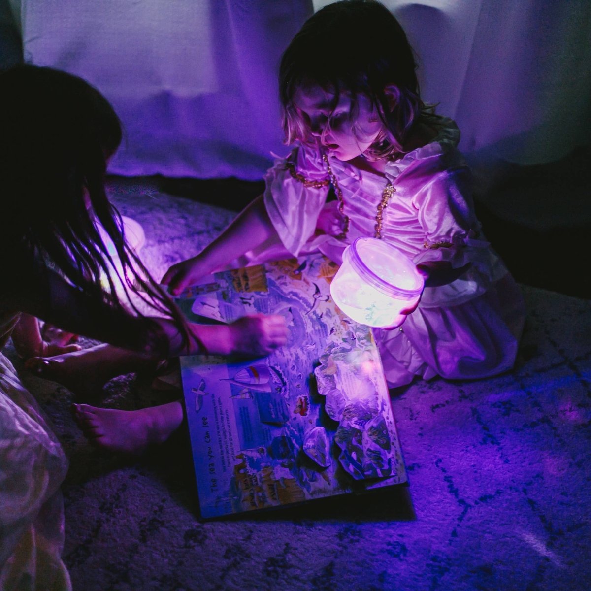 Glo Pals (Brilla en el agua) - Muñeco Morado - Casa de Fieras