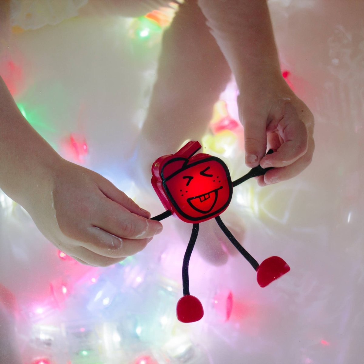 Glo Pals (Brilla en el agua) - Muñeco Rojo - Casa de Fieras