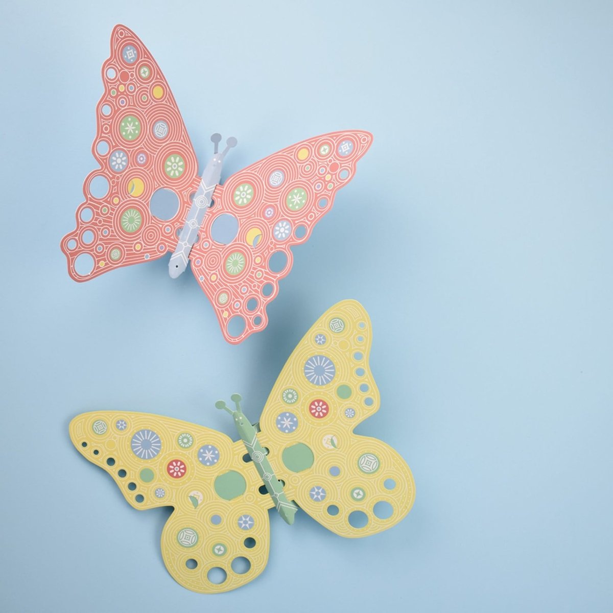 Alas de mariposa hechas con cartón