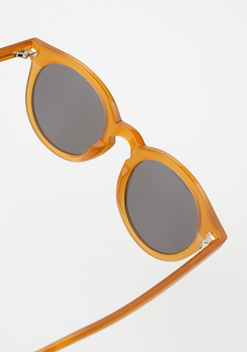 Modelo McCALLISTER - Ambar traslúcido - Casa de Fieras