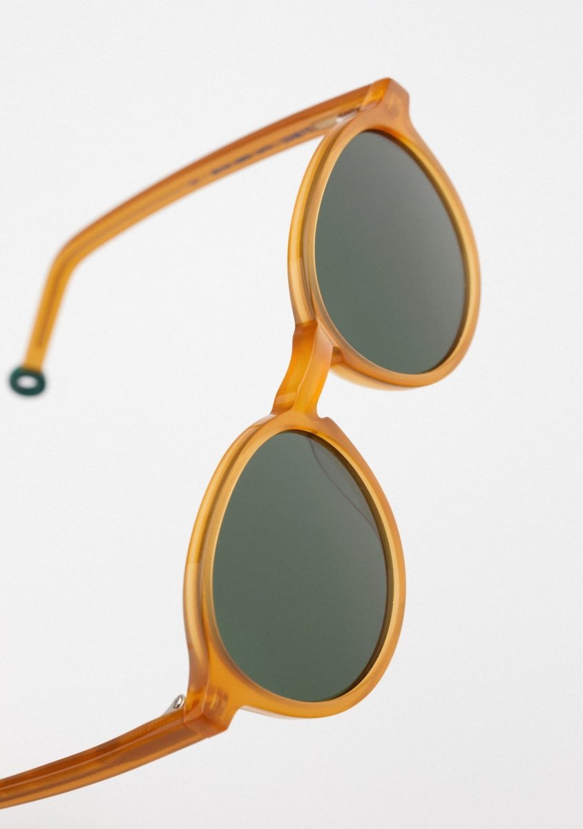 Modelo SENETT - Monocolor Ambar Traslúcido - Casa de Fieras