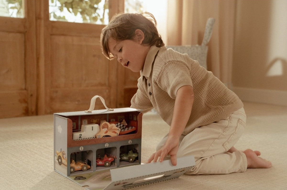 Caja con circuito y pista de carreras