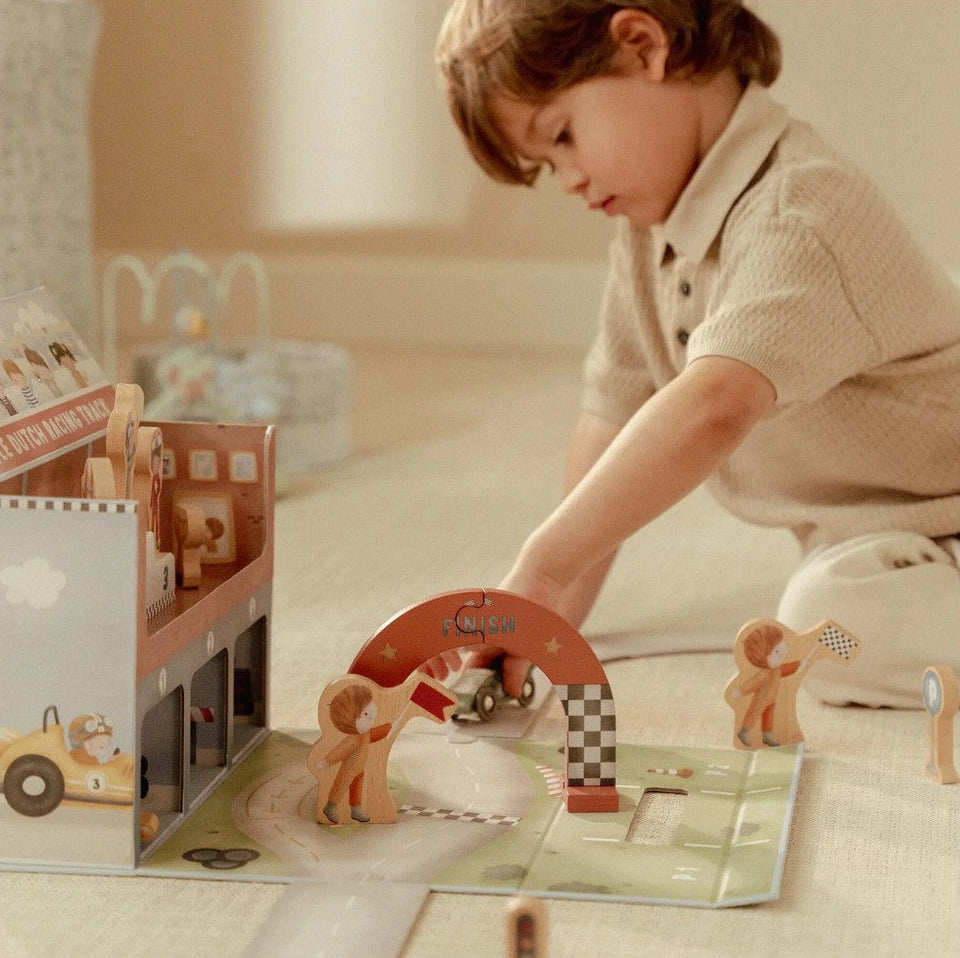 Caja con circuito y pista de carreras