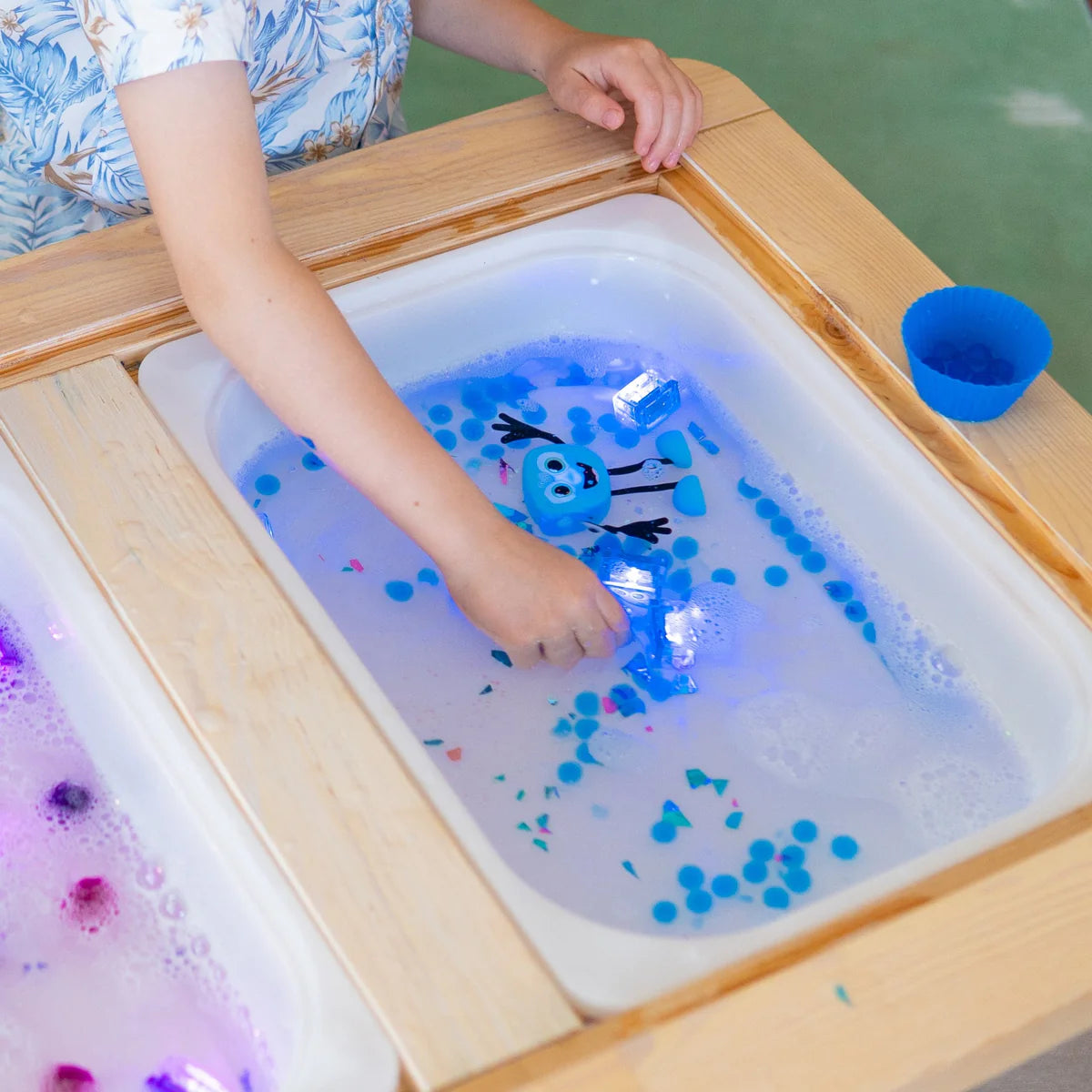 Glo Pals – Luces Sensoriales para el Baño - Set con personaje y 2 cubos