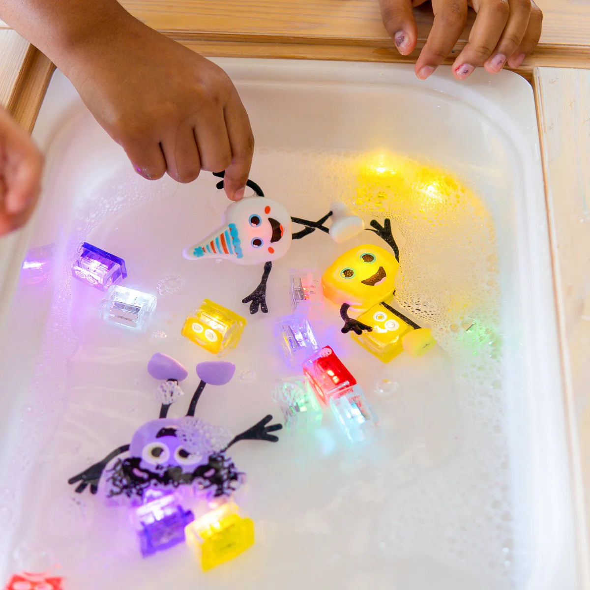 Glo Pals – Luces Sensoriales para el Baño - Set con personaje y 2 cubos