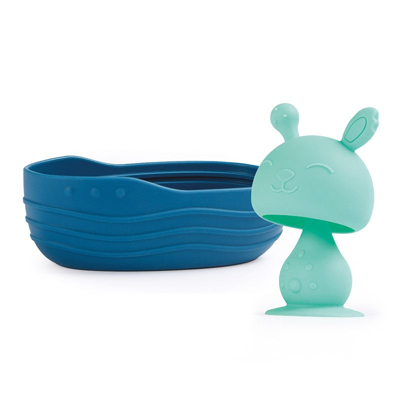 Conejito marino con barco flotante