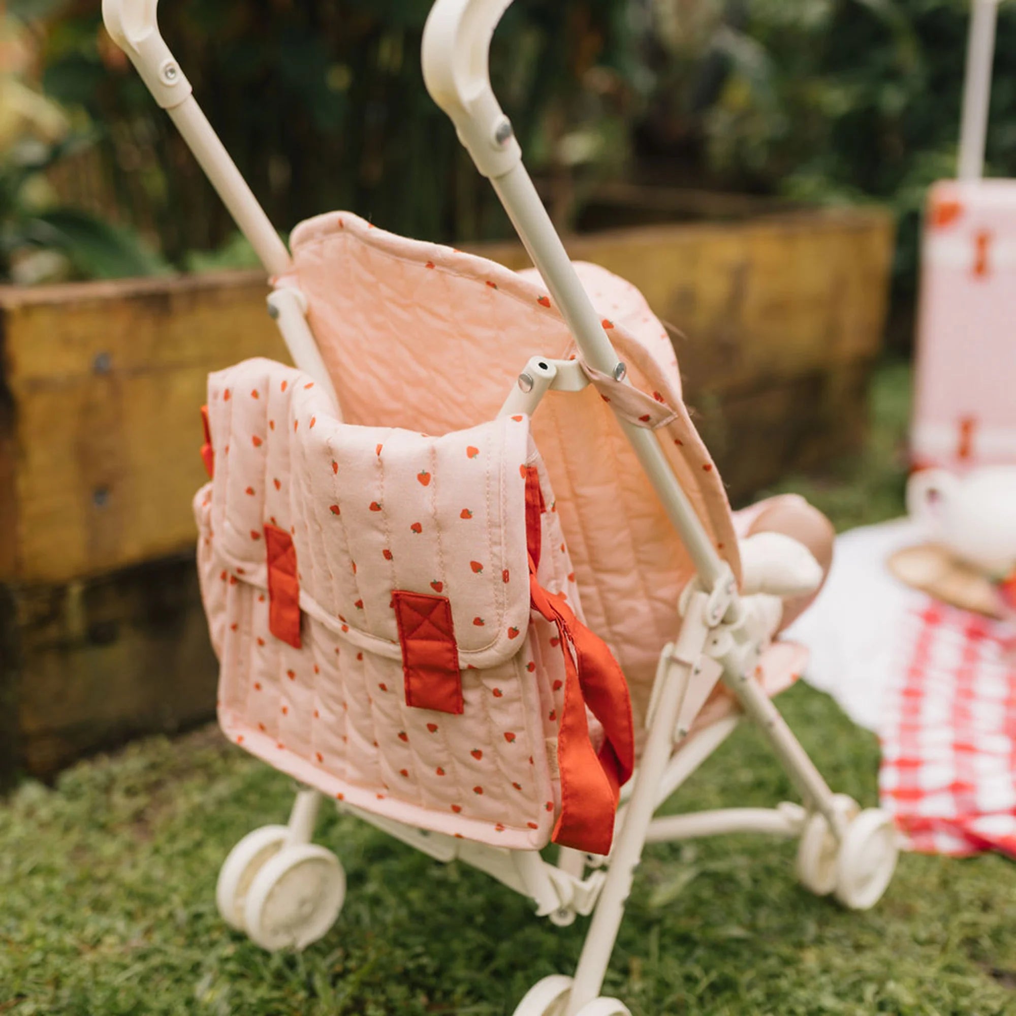Pañalera convertible a mochila (de muñecas) - Fresas