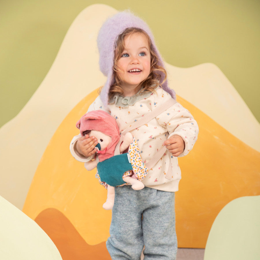 Muñeca de tela con mochila portabebés - Jeanne