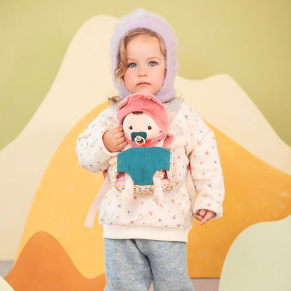 Muñeca de tela con mochila portabebés - Jeanne