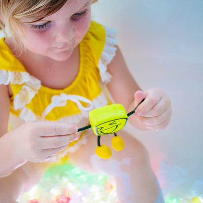 Glo Pals (Brilla en el agua) - Muñeco Amarillo - Casa de Fieras