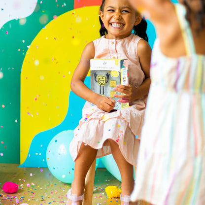 Glo Pals (Brilla en el agua) - Muñeco Amarillo - Casa de Fieras