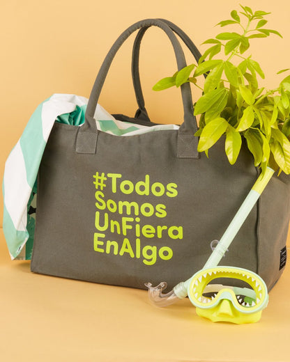 Bolsa de playa - TODOS SOMOS UN FIERA EN ALGO - Gris y flúor - Casa de Fieras