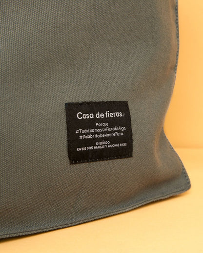 Bolsa de playa - TODOS SOMOS UN FIERA EN ALGO - Gris y flúor - Casa de Fieras